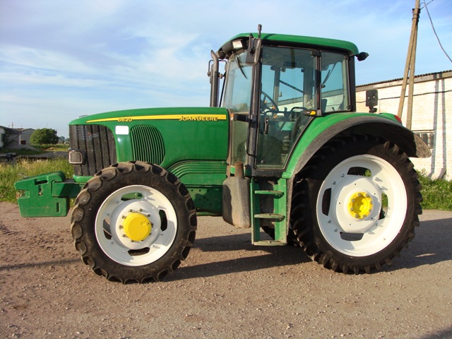 John Deere su siaurais regulioujamais ratais